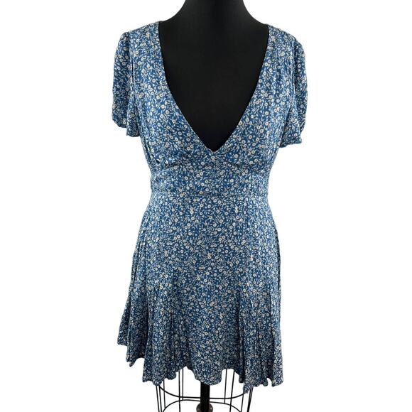 POLLY Blue Ditsy Floral Crepe Plunge V-Neck Mini Dress Pleated Short Sleeve 10 - Picture 1 of 9